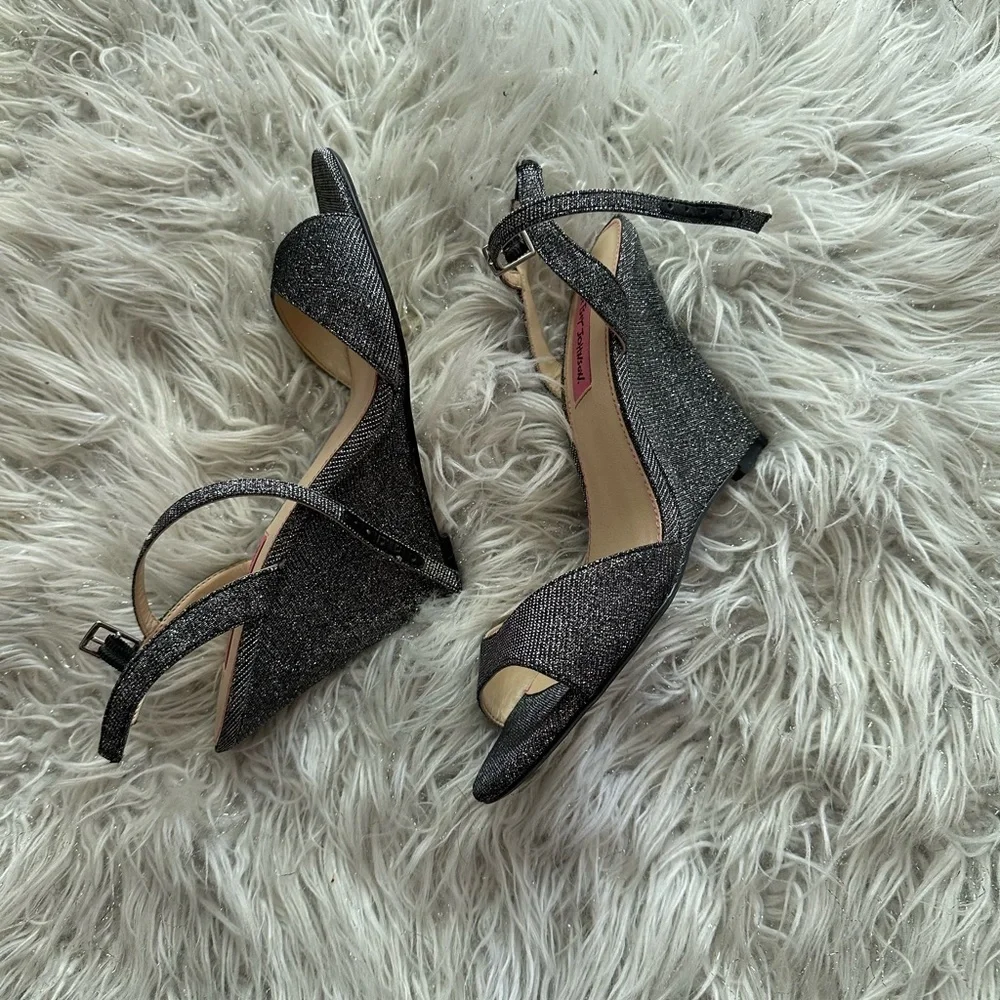 Betsey Johnson Elegant Black Wedge Sandals shiny Sz 9 party glamour comfy